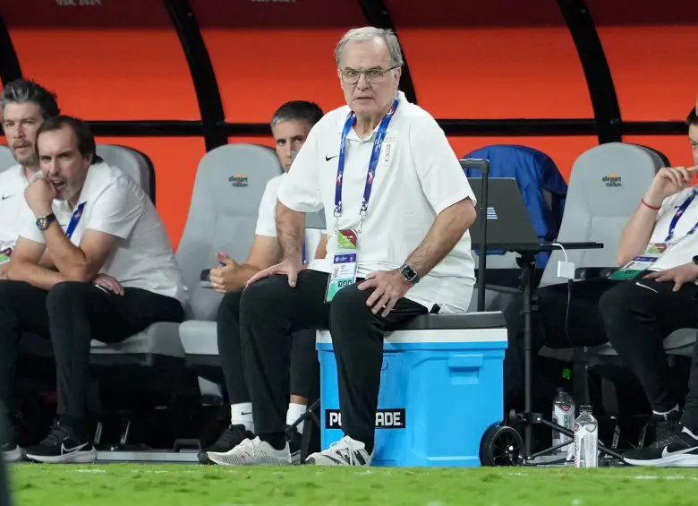 Marcelo Bielsa, técnico de Uruguay, explotó en rueda de prensa luego de quedar eliminado del Mundial. Foto: Getty Images