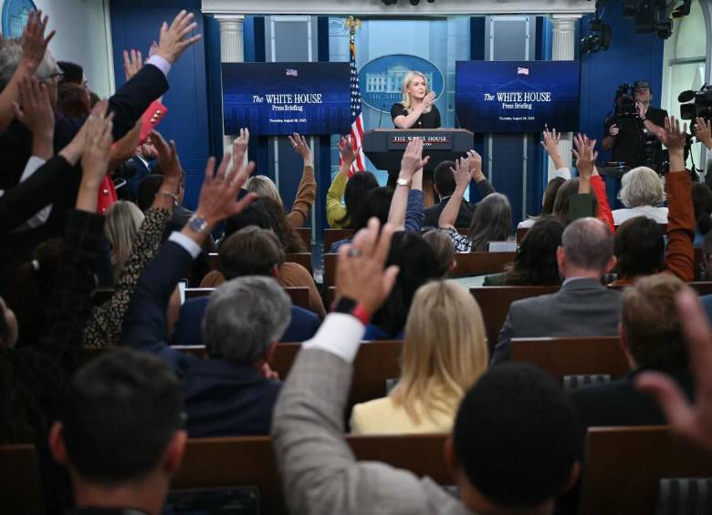 La secretaria de prensa de la Casa Blanca, Karoline Leavitt, habla durante una conferencia de prensa en la Sala Brady Briefing de la Casa Blanca en Washington, DC. FOTO: AFP