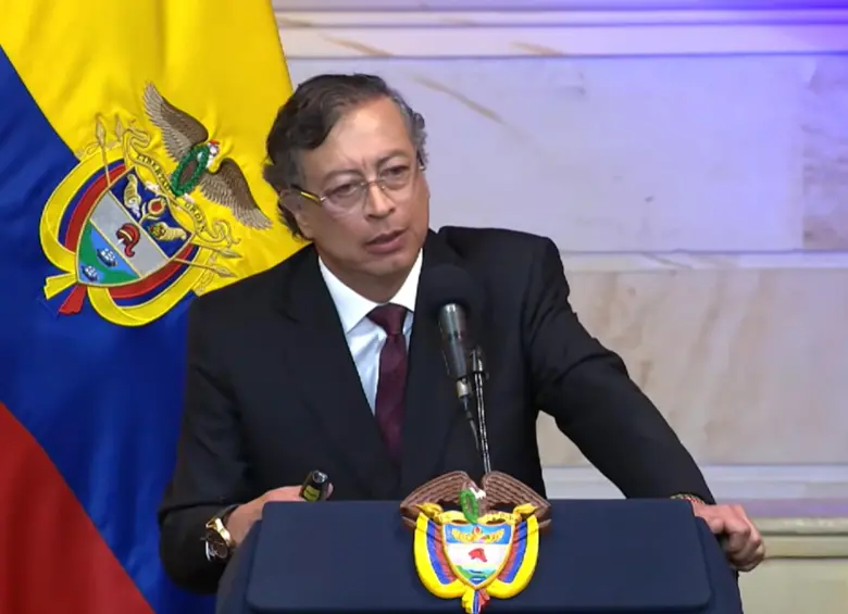 El jefe de Estado, quien llegó tarde a su discurso, se retiró antes de escuchar la réplica de la oposición. Foto. Presidencia.