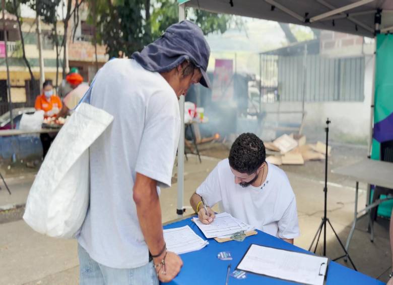 Uno de los habitantes de calle recibiendo acompañamiento en la jornada de bienestar. FOTO: Cortesía
