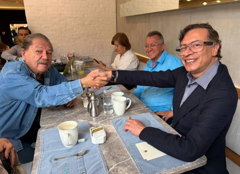 Gustavo Petro y Paco Ignacio Taibo II, autor de biografía del Che Guevara. Foto: Redes sociales.
