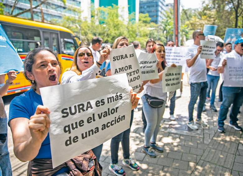 Trabajadores de Sura, Argos y Nutresa se manifestaron ayer en la Avenida El Poblado, en Medellín. FOTO CARLOS VELÁSQUEZ