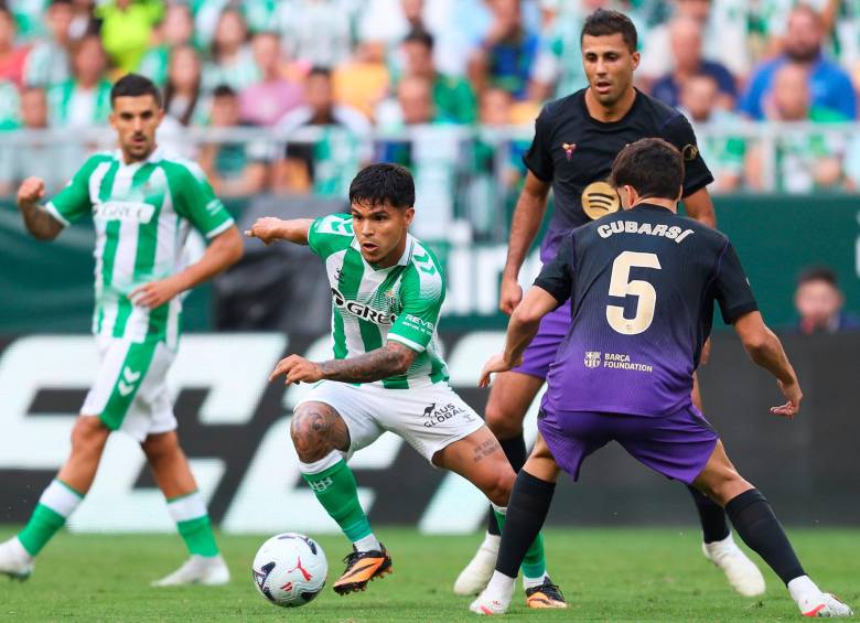 El “Cucho” Hernández contra el mejor jugador joven del Mundial 2026, Pau Cubarsí. FOTO: Instagram cuchohernandez