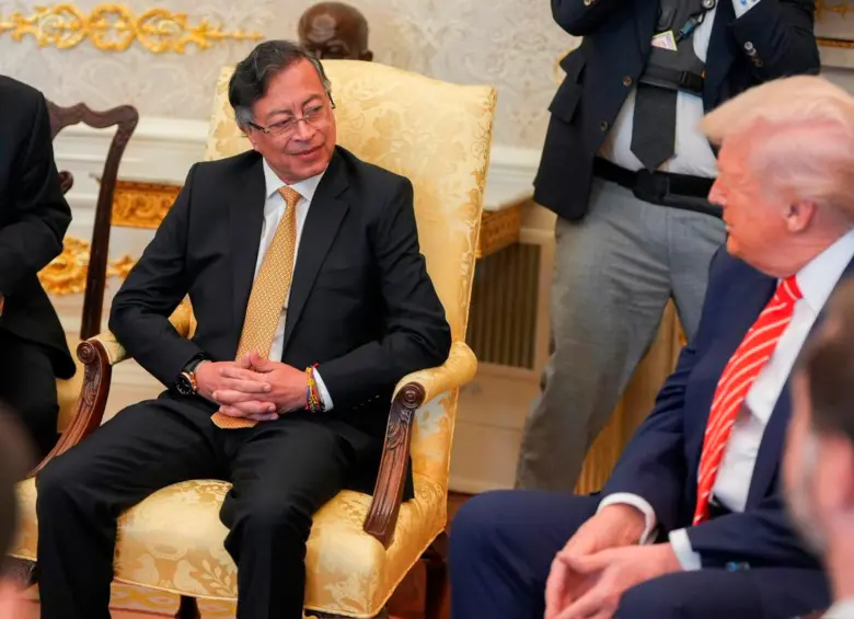 Ya en la Oficina Oval, Donald Trump se sentó a la izquierda y su invitado, Gustavo Petro, se sentó a la derecha. FOTO: Tomada de X @infopresidencia