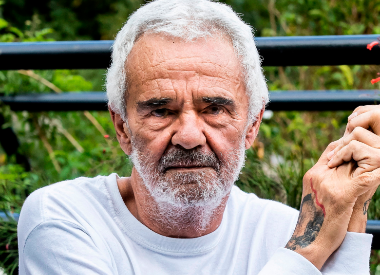 Jorge Alberto Restrepo Gómez también conocido como el Gallero, Tapeto o el poeta de Barbacoas, espera publicar una antología con los textos y poemas que recogen su experiencia en las calles del centro de Medellín. Foto Jaime Pérez. 