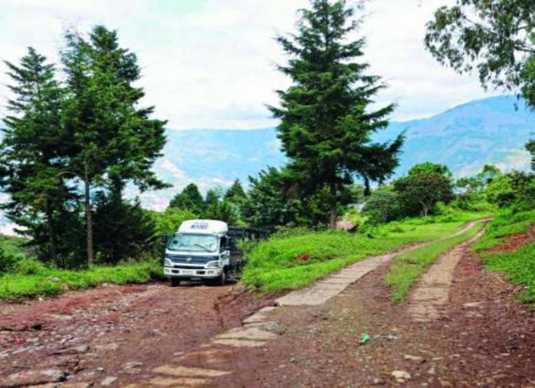 El carreteable ubicado a la derecha, por donde se observa el carro circulando, es la vía que comunica a Granizal con la autopista Medellín-Bogotá. Parte está pavimentada y parte aún destapada. FOTO: Manuel Saldarriaga.