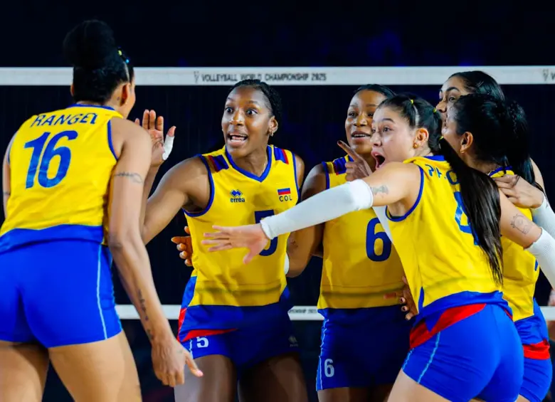 Las integrantes de la Selección Colombia en uno de los momentos del duelo contra República Dominicana. FOTO CORTESÍA @volleyballworld
