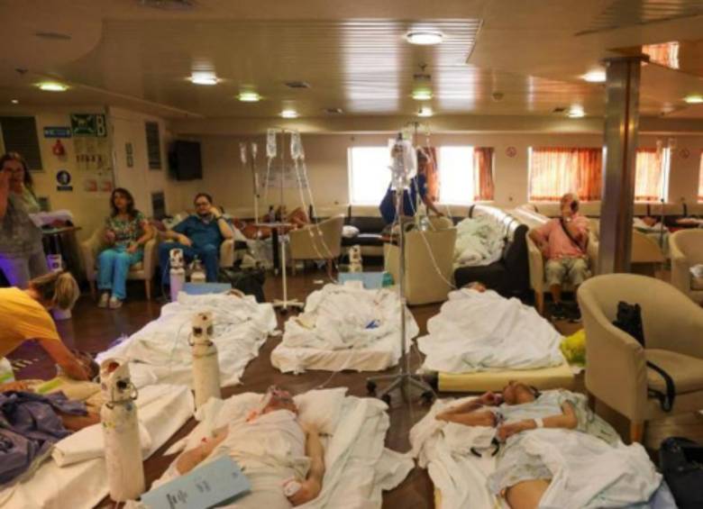 De un hospital, 65 pacientes fueron trasladados a un barco. FOTO: Cortesía