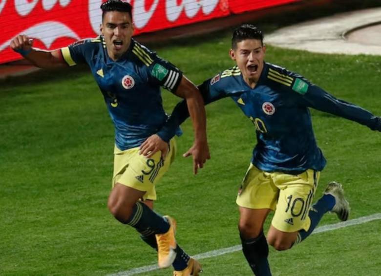 Falcao y James celebrando un gol en las Eliminatorias al Mundial de Catar 2022. FOTO: AFP