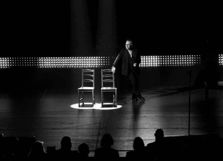 La escenografía del show es sencilla y Bono juega con sillas para ir mostrando así de quién está hablando. FOTO Cortesía Apple TV+