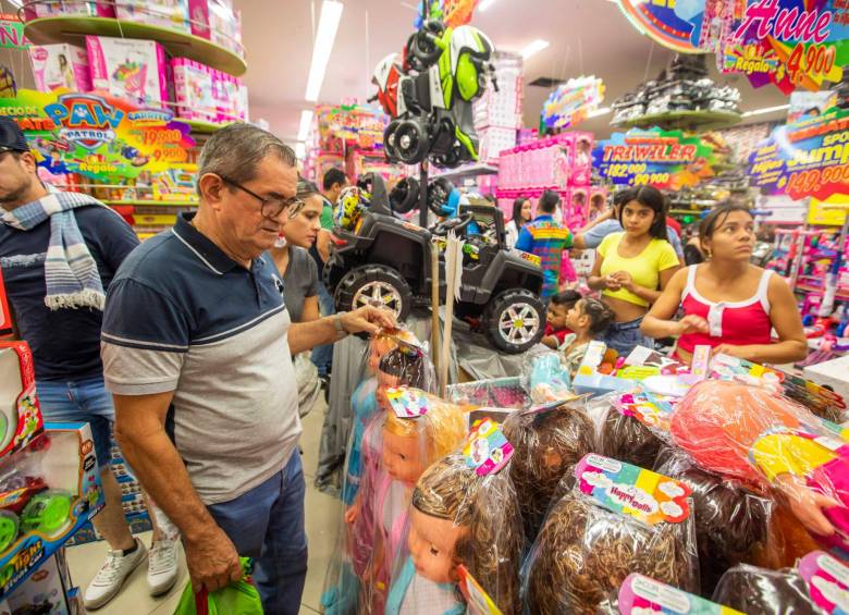 Según las agremiaciones comerciales, el 25 % de las ventas en diciembre están relacionadas con juguetería y regalos para Nochebuena. FOTO Carlos Velásquez