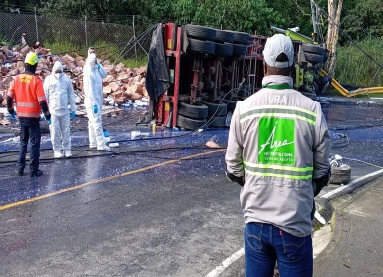 Imagen del camión accidentado en el sector La Poda de la Loma de Los Balsos en Medellín. FOTO: Cortesía AMVA