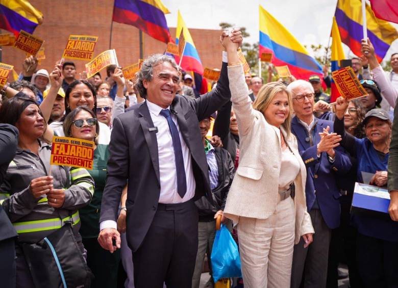 Sergio Fajardo a las afueras de la Registraduría junto a Edna Bonilla y Jorge Enrique Robledo. Foto: Redes sociales. 