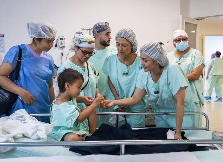 Uno de los niños beneficiados durante la jornada de cirugías realizadas en el Hospital General gracias al apoyo de la Misión Manos a la Obra, la alcaldía de Medellín y la empresa privada. FOTO: Cortesía