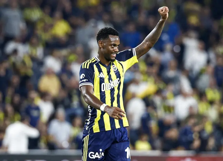 El delantero colombiano, Jhon Jader Durán, de 22 años, en medio de un partido con el Fenerbahçe, por lo que le pidieron “controlar” su temperamento. FOTO: Tomada de redes sociales Fenerbahçe SK