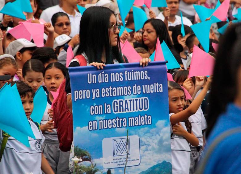 Los niños y jóvenes de la Escuela Normal Superior María Auxiliadora de Copacabana celebraron su retorno a la sede. FOTO: Cortesía