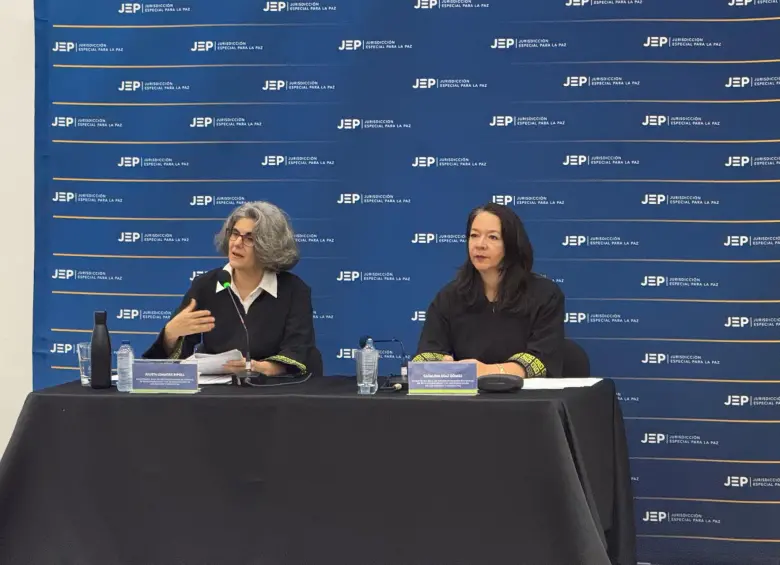 La magistrada Julieta Lemaitre Ripoll y la magistrada Catalina Díaz Gómez, presidenta de la Sala de Reconocimiento de Verdad. FOTO: JEP