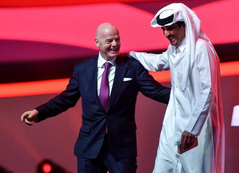 El presidente de la Fifa, Gianni Infantino, con los árabes en el Mundial de Catar. FOTO: Fifa y Getty