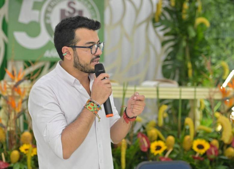 El superintendente de Salud, Luis Carlos Leal, en medio de un conversatorio sobre diversidad sexual y de género. FOTO: CUENTA DE X @Supersalud