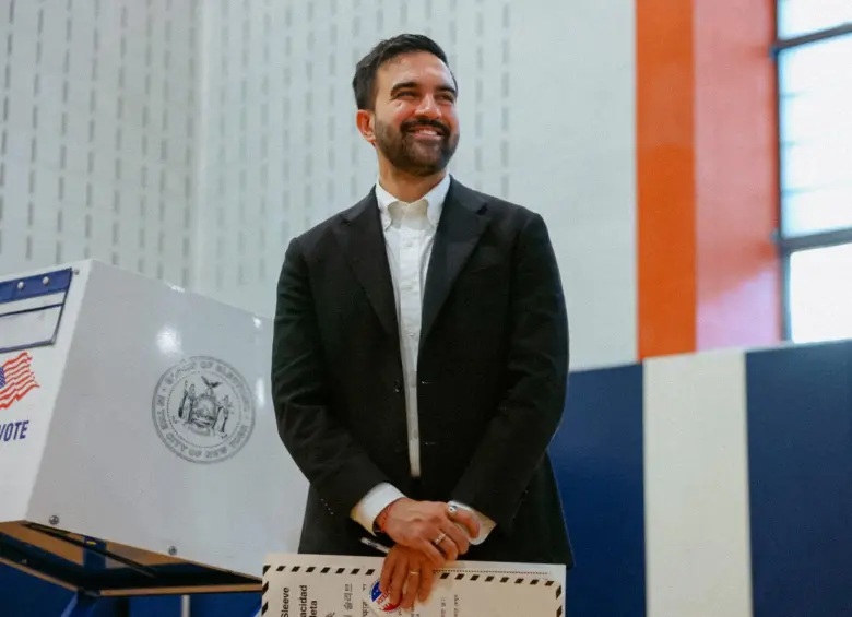 Zohran Mamdani venció al exgobernador Andrew Cuomo que, aunque también demócrata, se lanzó como independiente. FOTO: Tomada de X @ZohranKMamdani