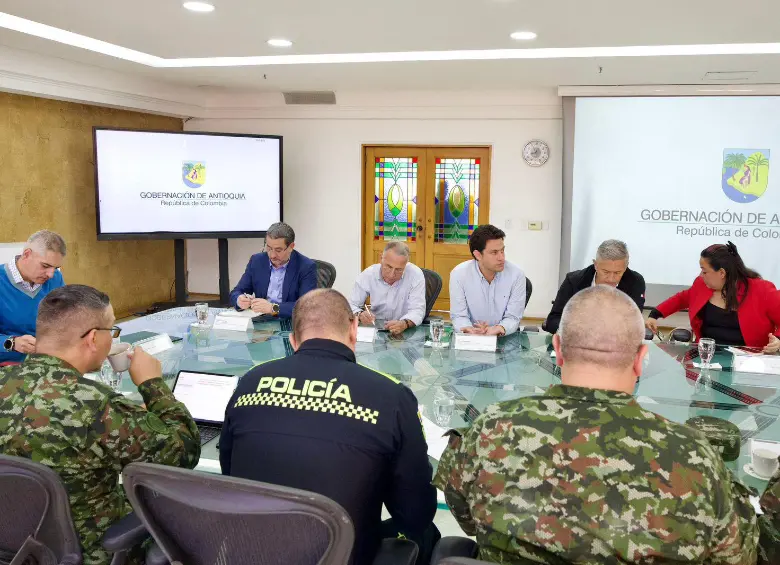 Las autoridades de Medellín y de Antioquia junto a la fuerza pública durante el Consejo de Seguridad. FOTO: Cortesía