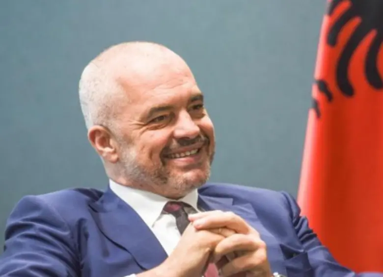 El primer ministro albanés, el socialista Edi Rama, quien nombró a Diella como ministra. FOTO: AFP