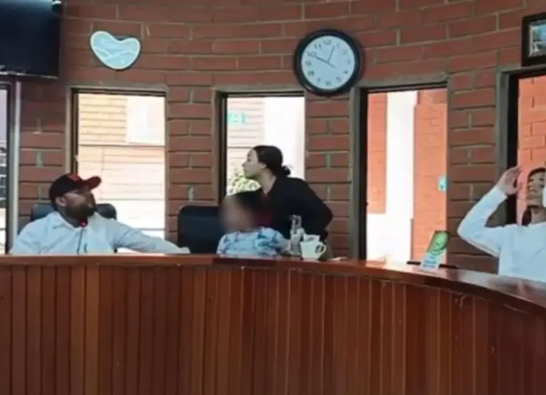 El concejal junto al menor de edad en plena discusión dentro del recinto del concejo de Guadalupe. FOTO: imagen tomada de redes.