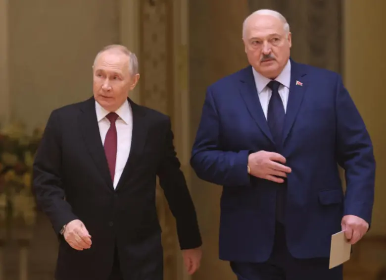 El presidente de Bielorrusia, Alexander Lukashenko (derecha.), quien es aliado del presidente Vladímir Putin, de Rusia. FOTO: Getty / AFP