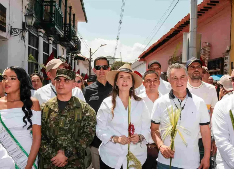 Paloma Valencia junto al exgobernador Aníbal Gaviria en Santa Fe de Antioquia. Foto: Cortesía.