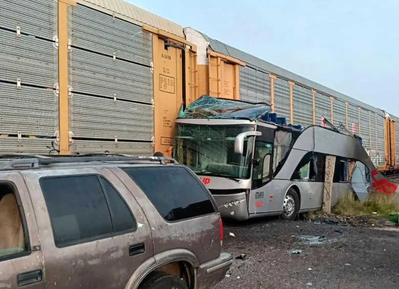 Este es el bus de dos pisos que fue arrollado por un tren en la zona industrial de Atlacomulco, en México. FOTO: Tomada de X @TrianguloRojo01