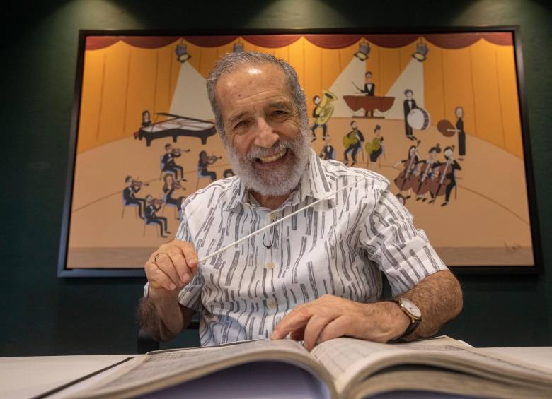 Siempre se le ha visto apasionado con la batuta en la mano, el maestro Alberto Correa es un referente de la música en Medellín. FOTO Carlos velásquez.