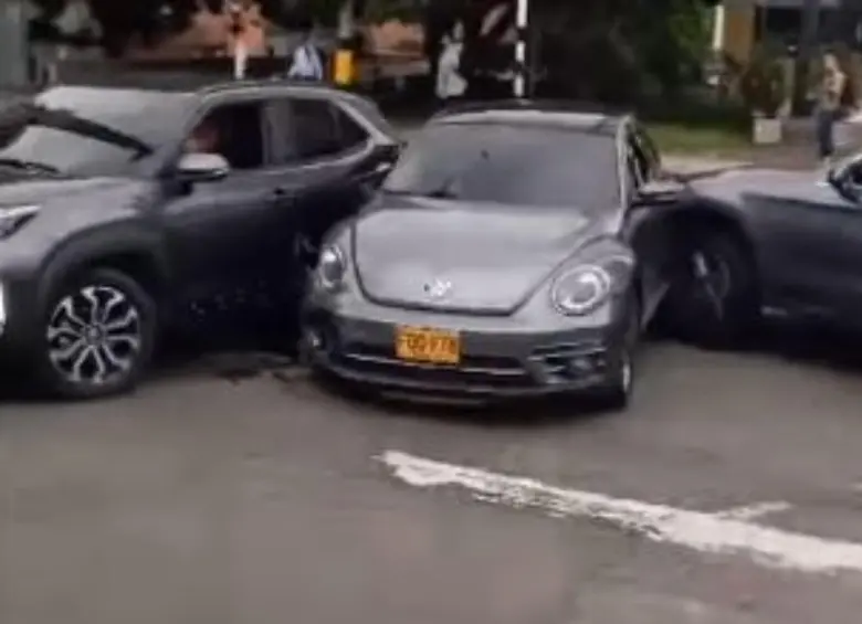 Así quedaron los vehículos involucrados en el incidente vial. FOTO: imagen tomada de redes sociales