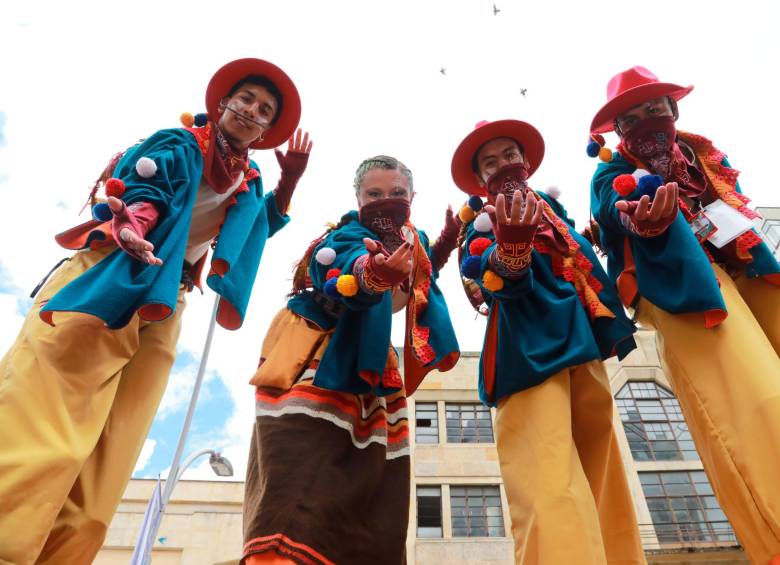 Los ciudadanos fueron vestidos con los colores de Colombia a la Plaza de Bolívar, en el centro de Bogotá. FOTO Alexa Rochi / PRESIDENCIA DE LA REPÚBLICA