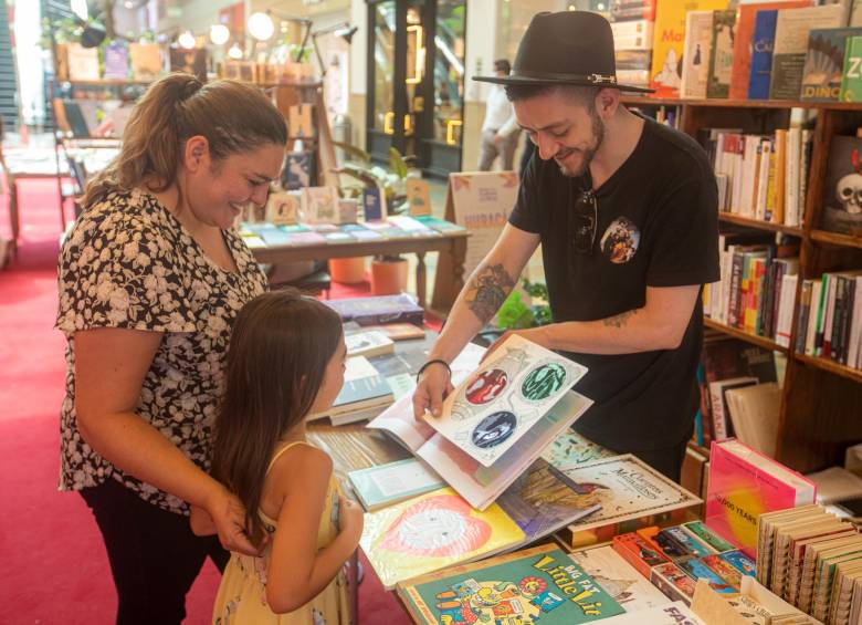 En la Feria Cultura y Libros El Tesoro hay una muestra de más de 30 librerías y editoriales, entre las que se encuentran varios sellos locales que le apuestan al libro como objeto. FOTOS CARLOS VELÁSQUEZ