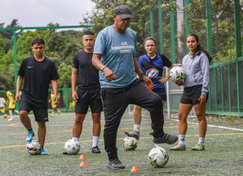 Gonzalo García “Levinga”, uno de los fundamentadores de más trayectoria en Antioquia. Trabaja de manera independiente con niños de varias categorías en la unidad deportiva de Belén. FOTO Esneyder gutiérrez 