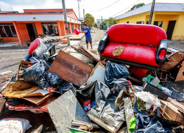 Los habitantes intentan, de alguna manera, salvar las pertenencias que todavía no se han dañado a causa del agua. Foto: Manuel Saldarriaga. 