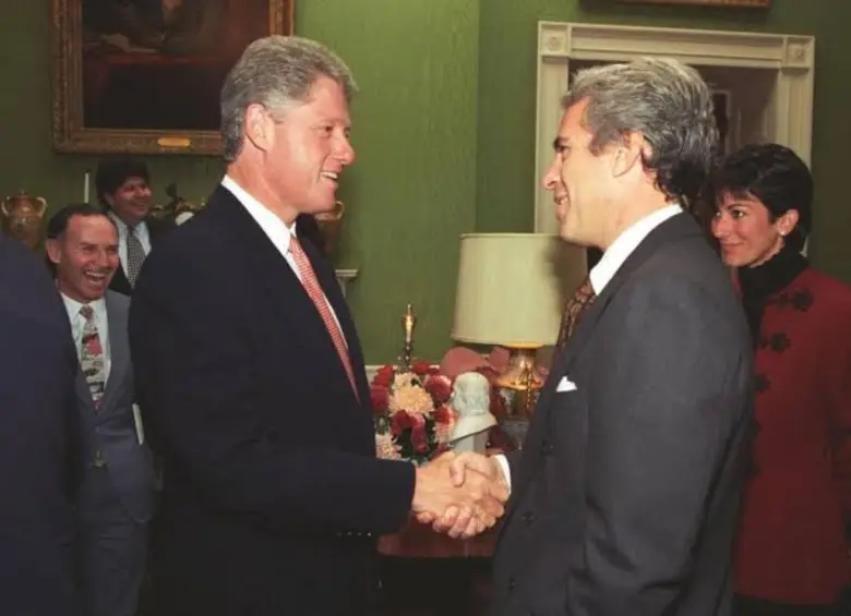 Bill Clinton junto a Jeffrey Epstein y su cómplice, Ghislaine Maxwell. FOTO: Getty