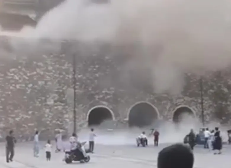 Los turistas quedaron bajo una inmensa nube de humo. FOTO: Captura de video