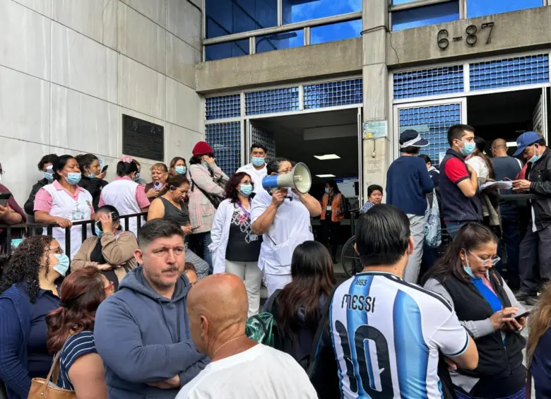 Las personas en las zonas de México en donde más se sintió el terremoto fueron evacuadas de los edificios y de todas sus labores. FOTO: AFP