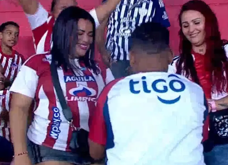 El momento de la pedida de mano por parte del hombre a las dos mujeres en el estadio. FOTO: Captura de video redes sociales @WinSportsTV