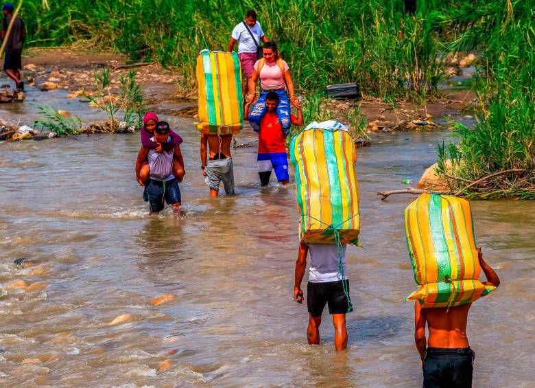 Este es el paso por río Táchira, desde Colombia hacia Venezuela, por el que los trocheros llevan comida que es comercializada en el país del régimen de Nicolás Maduro. FOTO: Camilo Suárez Echeverry