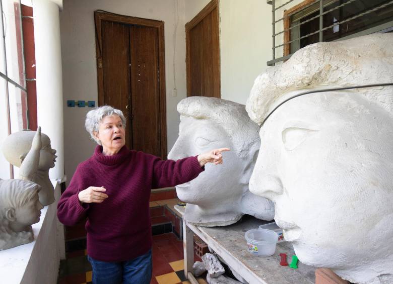 La poeta María Elena Quintero custodia algunas de las obras del maestro Rodrigo Arenas Betancourt. Foto: Esneyder Gutiérrez.