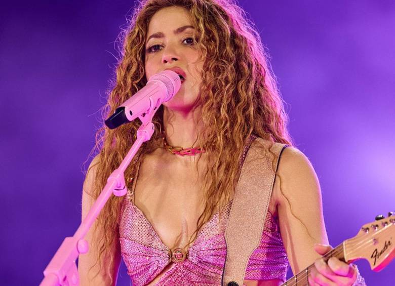 Shakira tocando guitarra en concierto. FOTO: REDES SOCIALES DE SHAKIRA