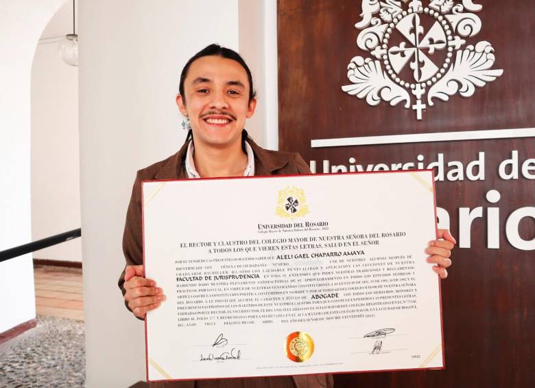 Alelí Chaparro recibió su título profesional como abogade. FOTO Cortesía Universidad El Rosario 