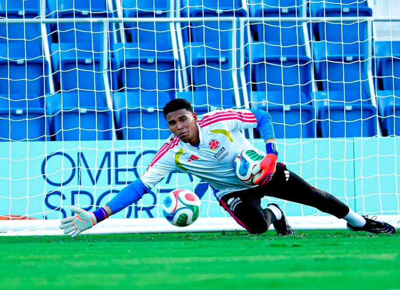 El arquero Kevin Mier, del Cruz Azul de México, podría ser el titular de Colombia en su partido contra Perú. Foto: tomada del x de @SeleccionColombia