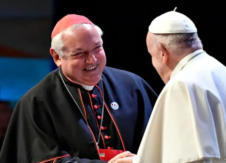 El cardenal francés Jean-Marc Aveline y el papa Francisco. FOTO: GETTY