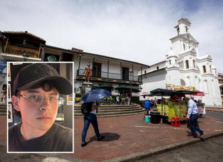 Adelante, el joven Carlos Andrés Muñoz, quien fue hallado muerto. Atrás, el parque de Marinilla, municipio donde ocurrió el suceso. Foto: Julio César Herrera Echeverri.