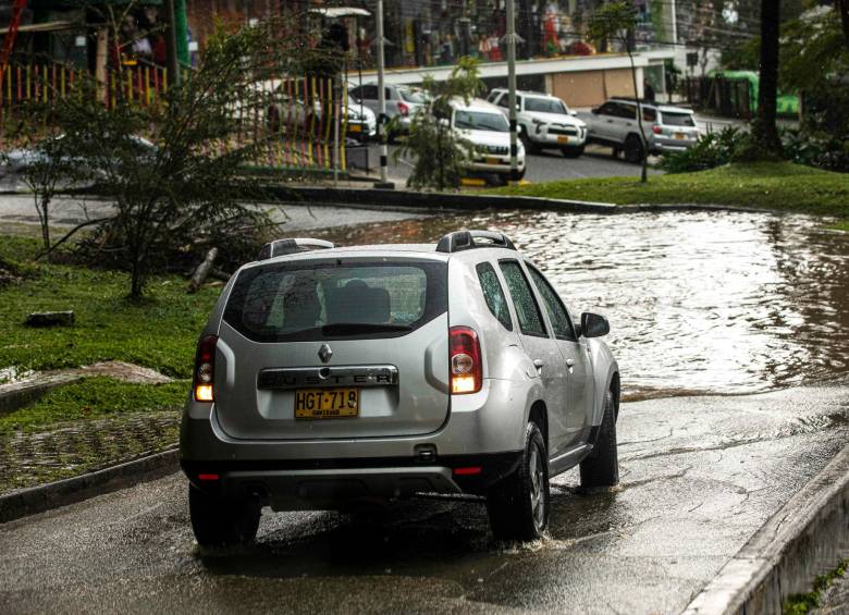 A la hora de pasar por charcos e inundaciones hay que evitar que el agua toque la parte metálica de las ruedas (los rines). Foto: Carlos Alberto Velásquez