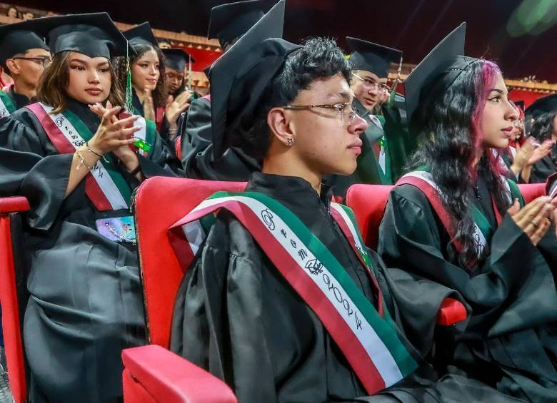 Jhonny pasó por cinco colegios y padeció la dificultad de la inclusión escolar. Al fin se graduó como bachiller. FOTO: Manuel Saldarriaga