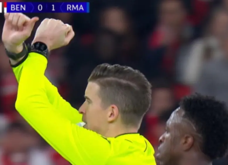 Momento en que el árbitro hizo la señal de problemas por racismo en el campo de juego. FOTO: Captura de video de ESPN